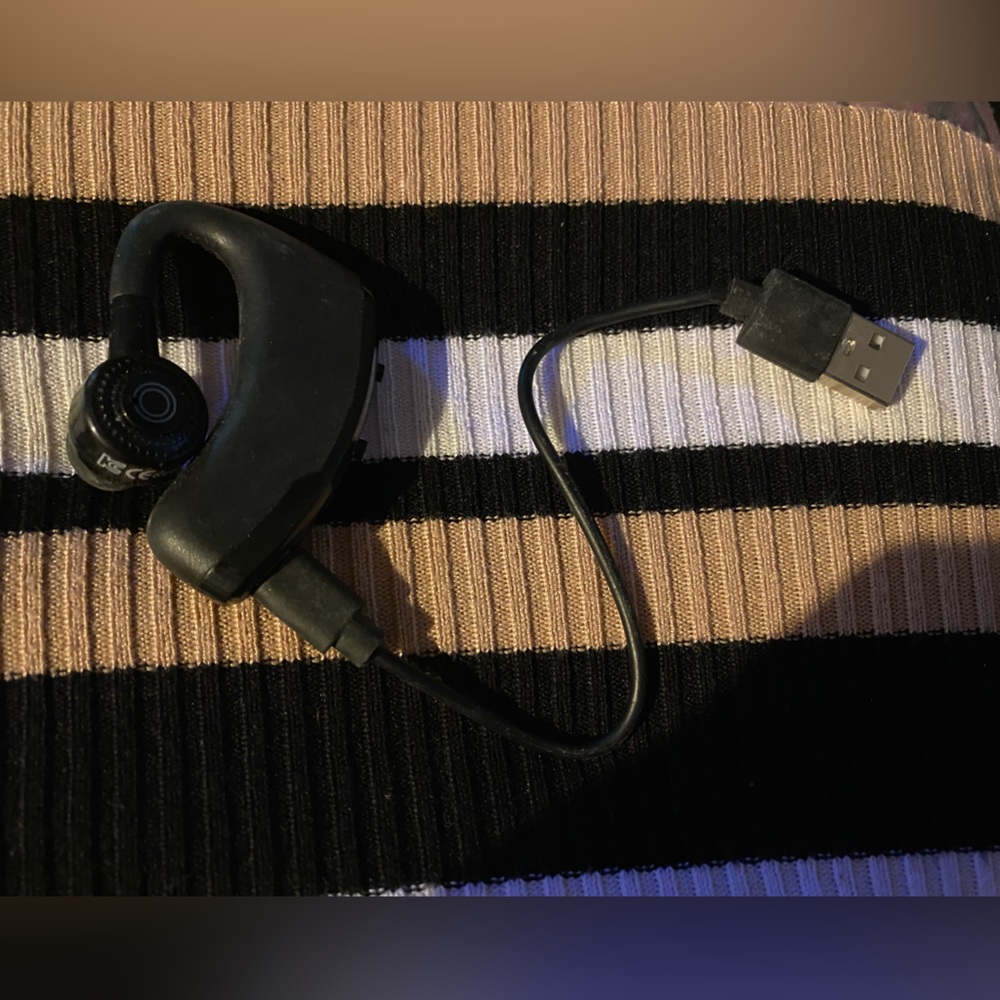 Bluetooth USB rechargeable headset with dongle, need brick or usb power strip